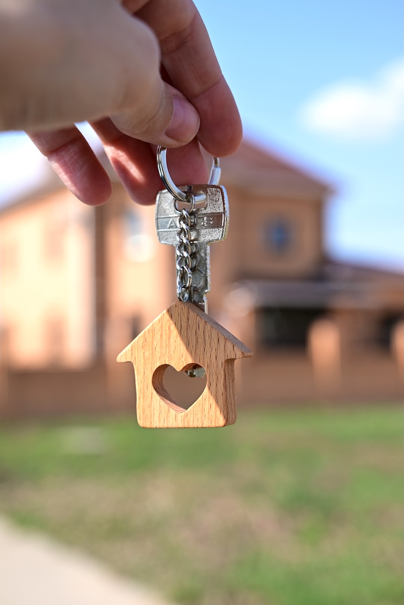 Mano con chiavi della nuova casa