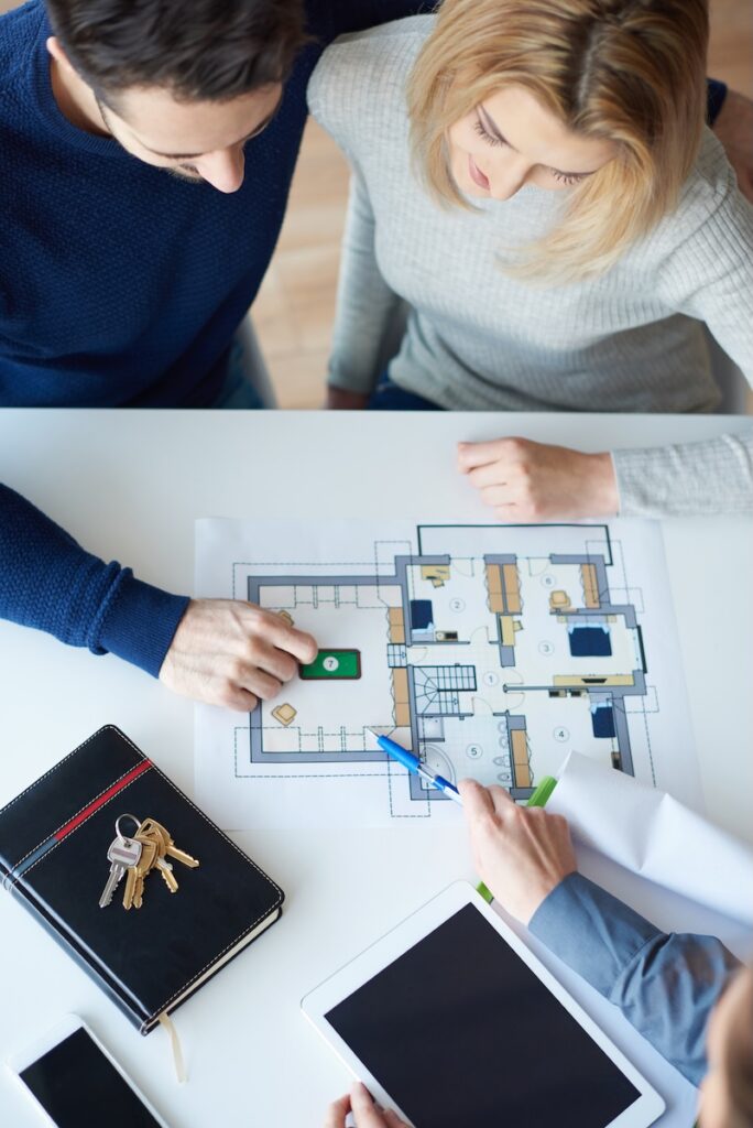 Coppia uomo e donna vedono progetto con l'architetto