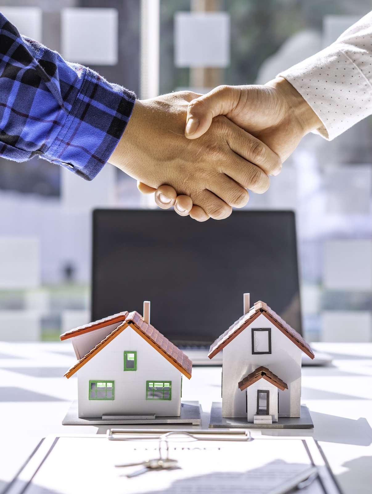 Vendita casa affare fatto con due mani che si stringono